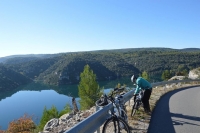 Cyclistes sur les Basses Gorges du Verdon