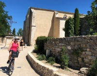 Vélo et église à Ménerbes